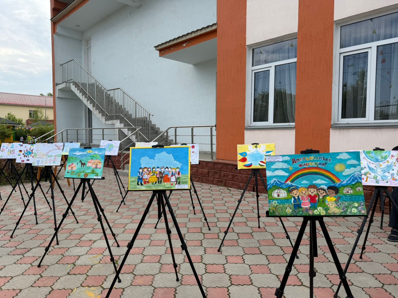 КӨРМЕ "Достығымыз жарасқан" балалардың сурет көрмесі